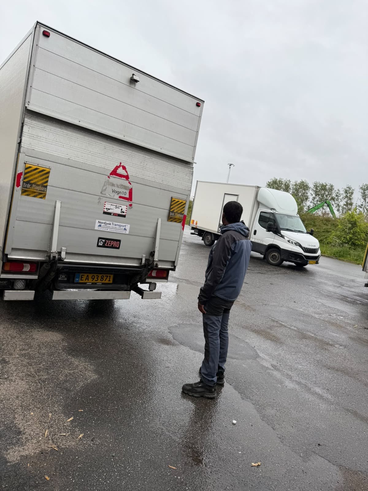 Chauffør ved lastbilen klar til afgang