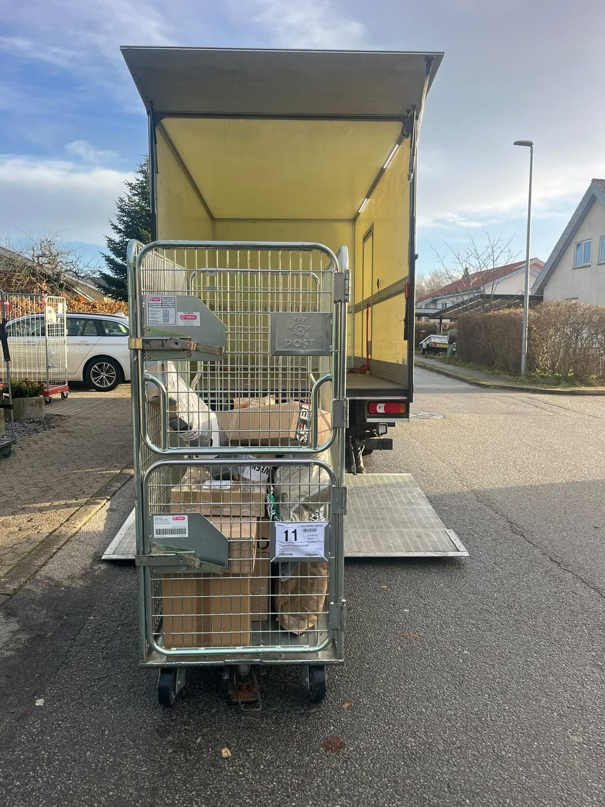 Rullebur med pakker foran liftbil