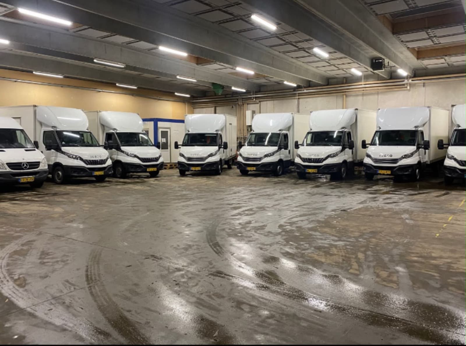 Varebiler parkeret i hallen om morgenen