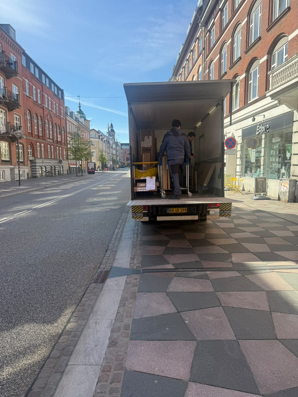 Levering fra lastbil i Aalborg midtby